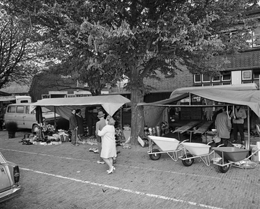 850486 Afbeelding van verschillende verkoopkramen op het parkeerterrein bij de Veemarkt (Croeselaan) te Utrecht, kort ...